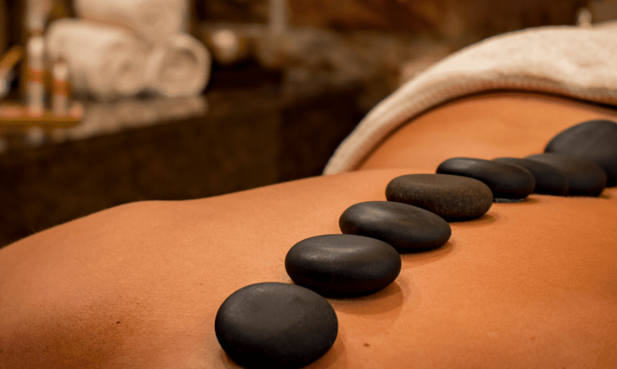 Masáž lávovými kameňmi: Ako funguje a komu najviac pomáha?