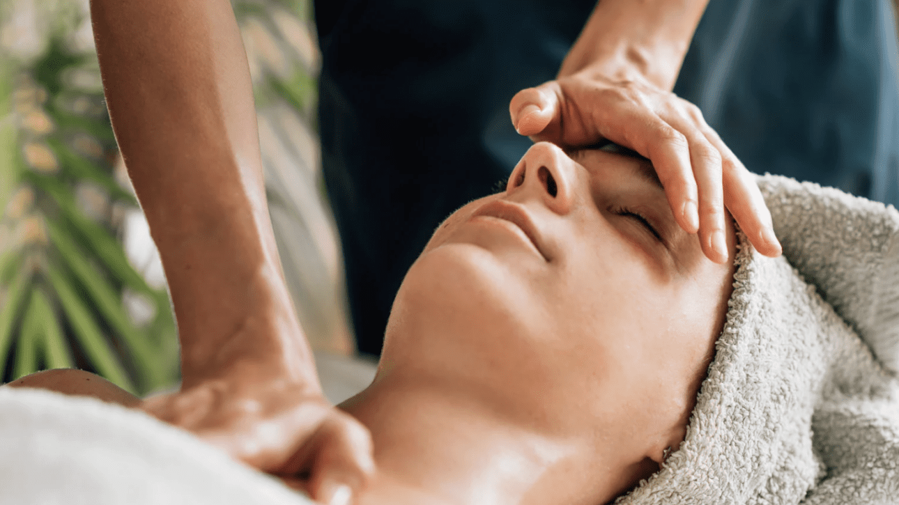 Valueras - Ajurvédska masáž: Čo to je, účinky a pre koho je vhodná